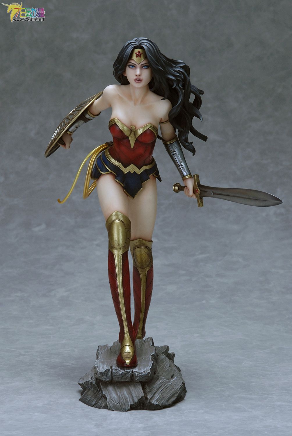 推出近期魅力延烧全球的「神奇女侠」(wonder woman)1/6 比例全身模型